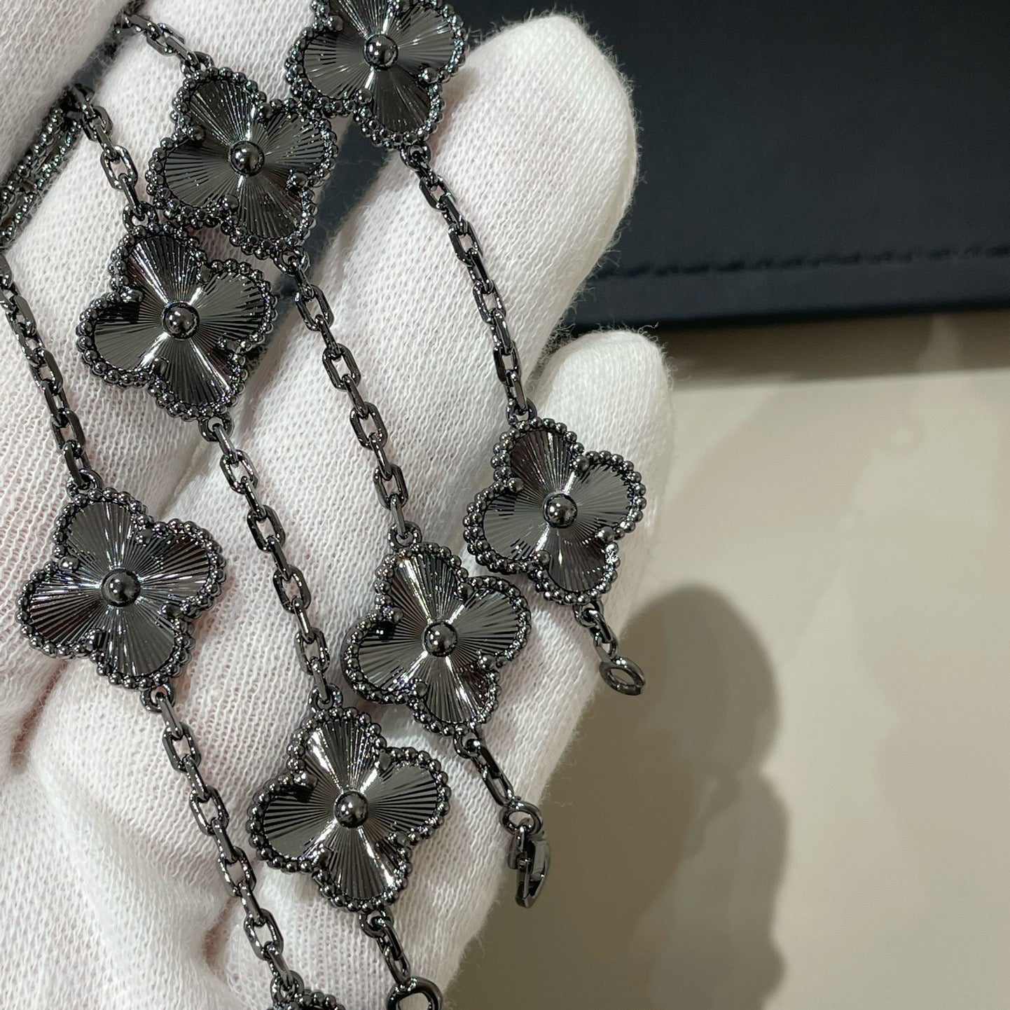 [LuxJewelry]CLOVER 5 MOTIF BLACK BRACELET