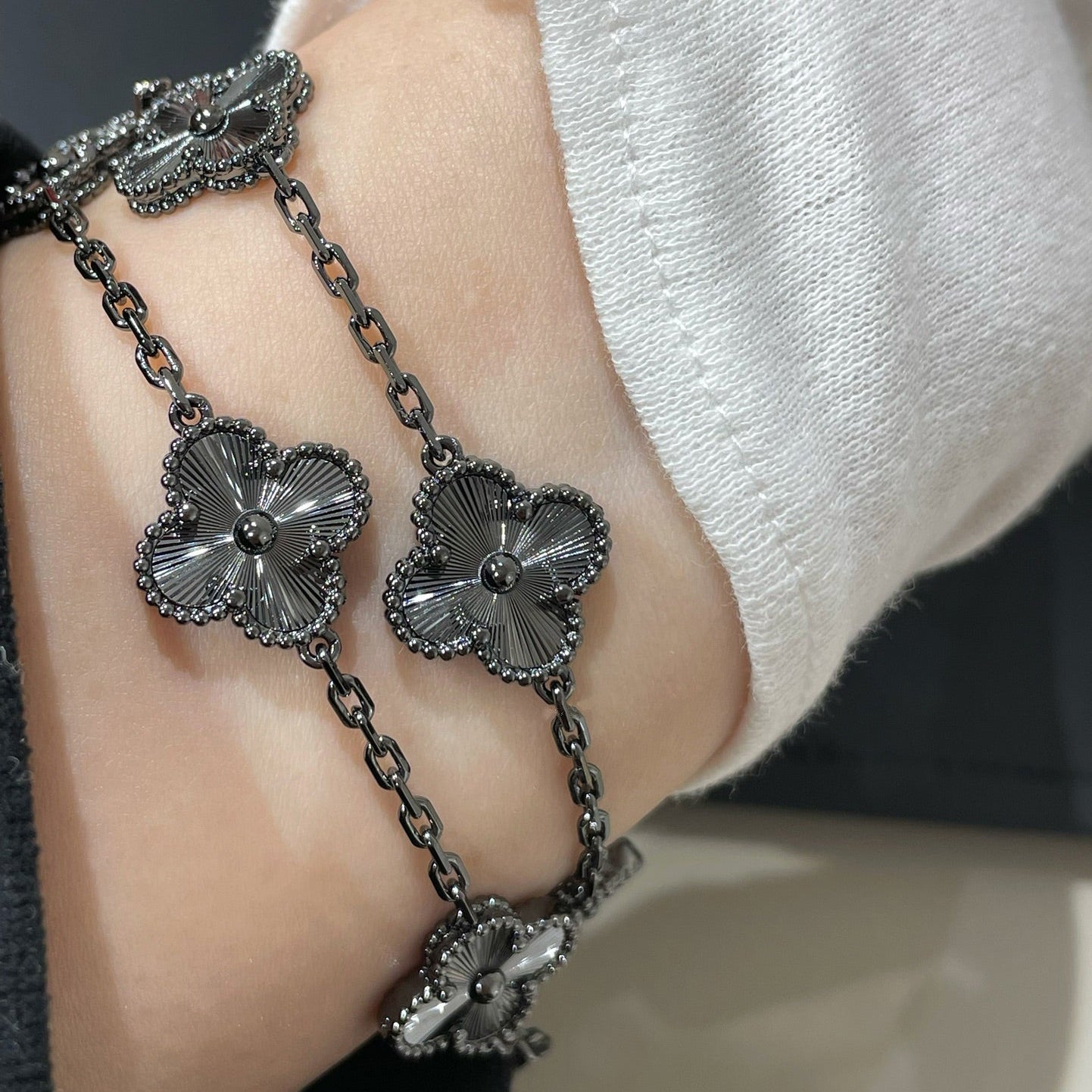 [LuxJewelry]CLOVER 5 MOTIF BLACK BRACELET