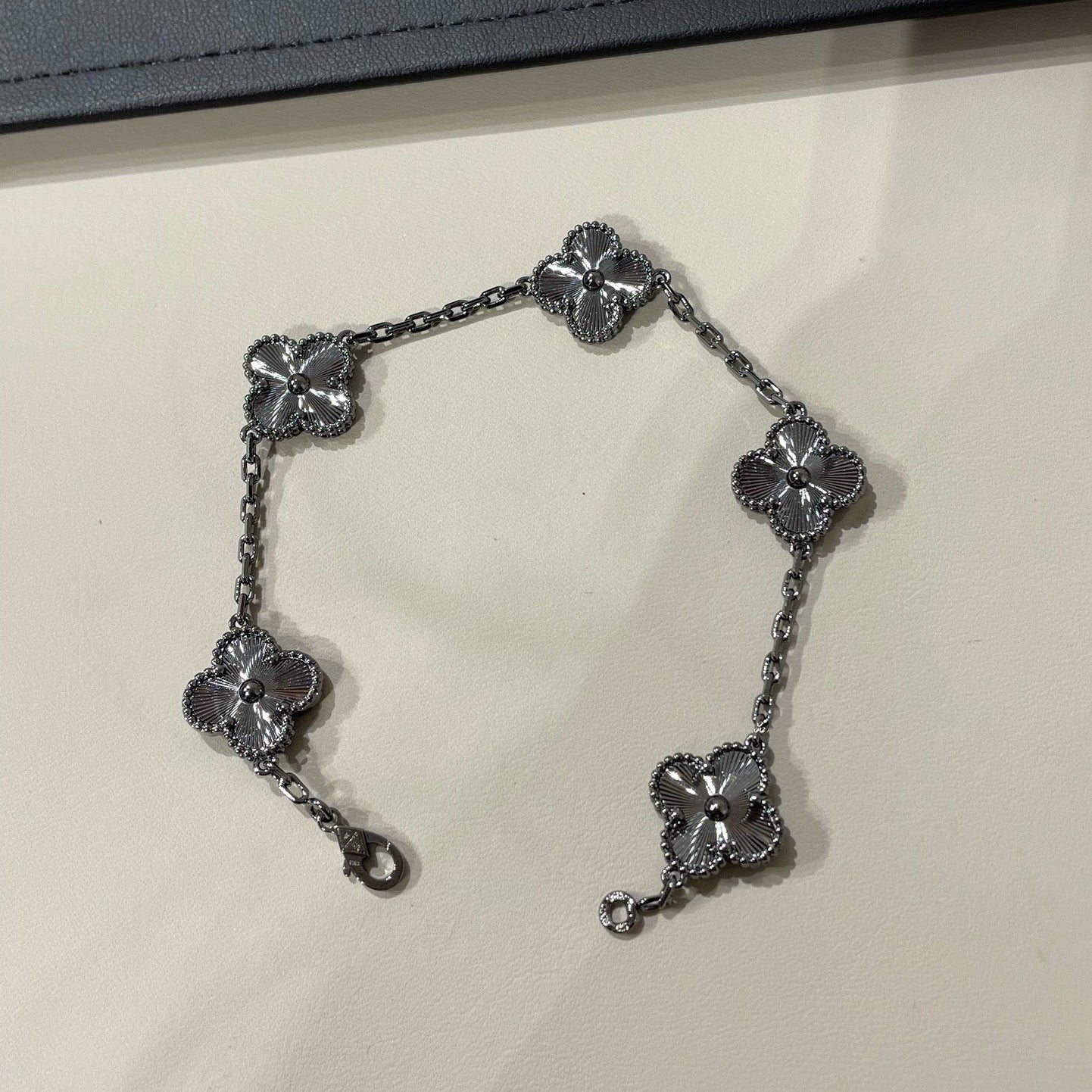 [LuxJewelry]CLOVER 5 MOTIF BLACK BRACELET