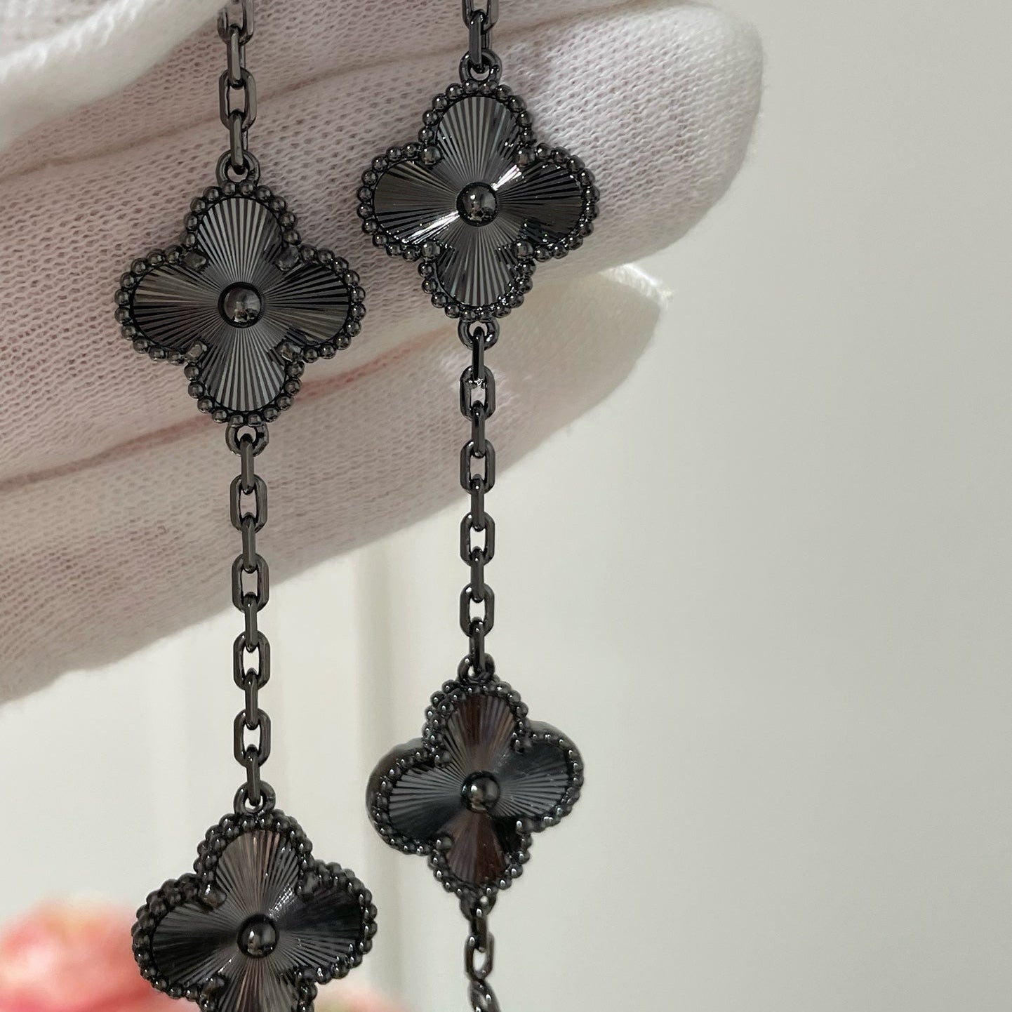 [LuxJewelry]CLOVER 5 MOTIF BLACK BRACELET