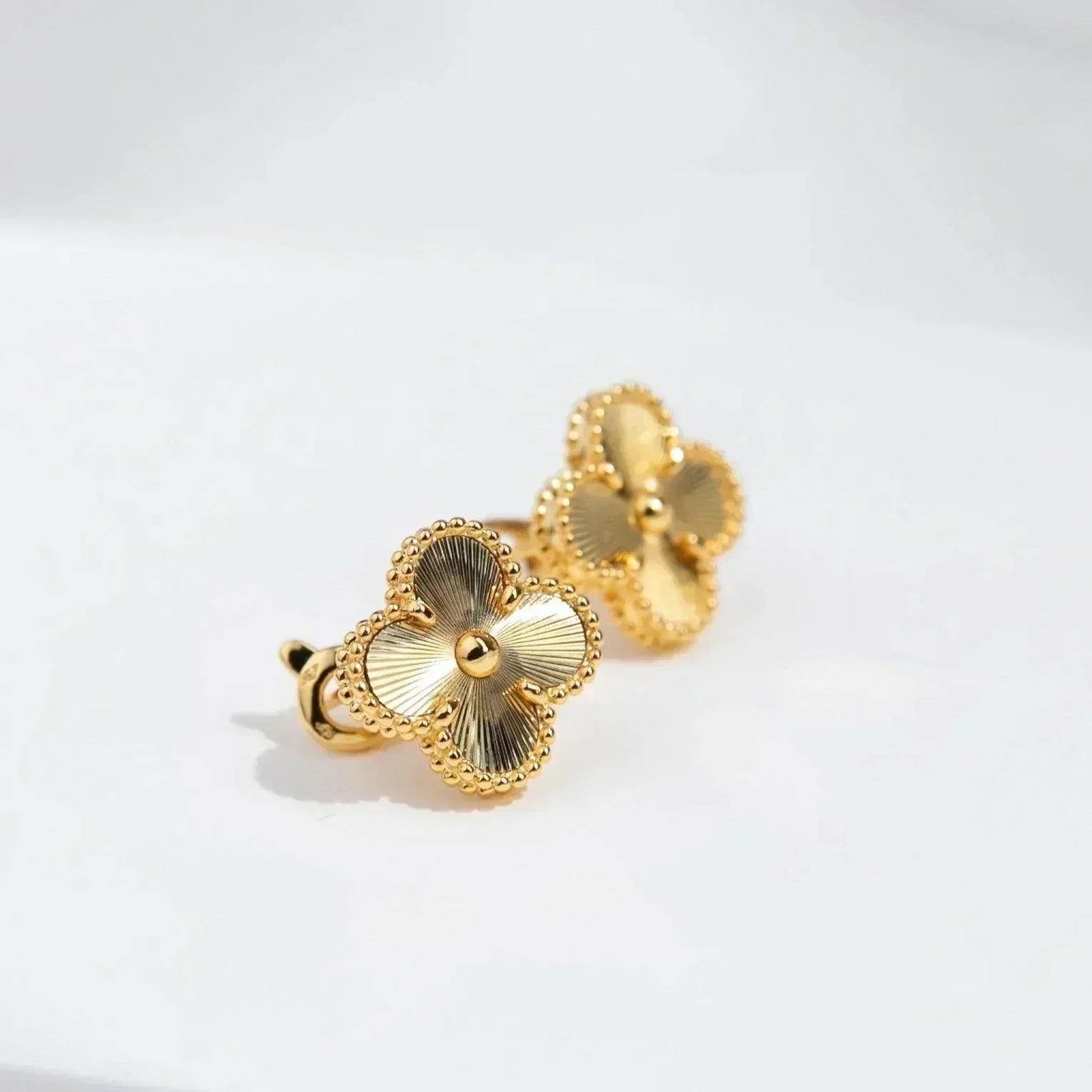 [LuxJewelry]CLOVER MEDIUM 1 MOTIFS LASER EARRINGS