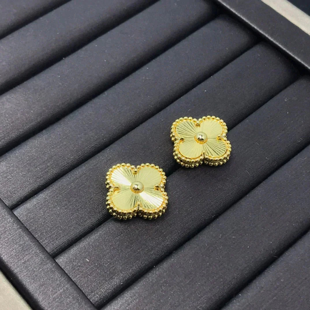 [LuxJewelry]CLOVER MINI 9.5MM LASER EARRINGS