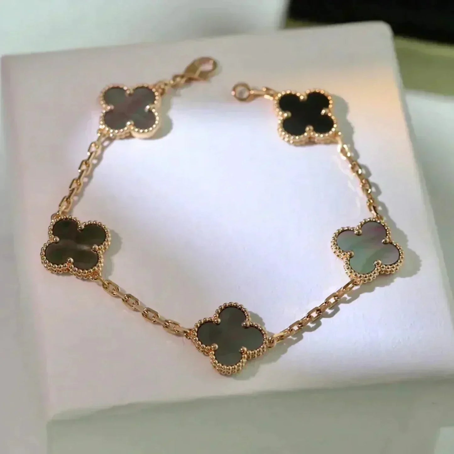 [LuxJewelry]CLOVER 5 MOTIF GRAY MOP  BRACELET