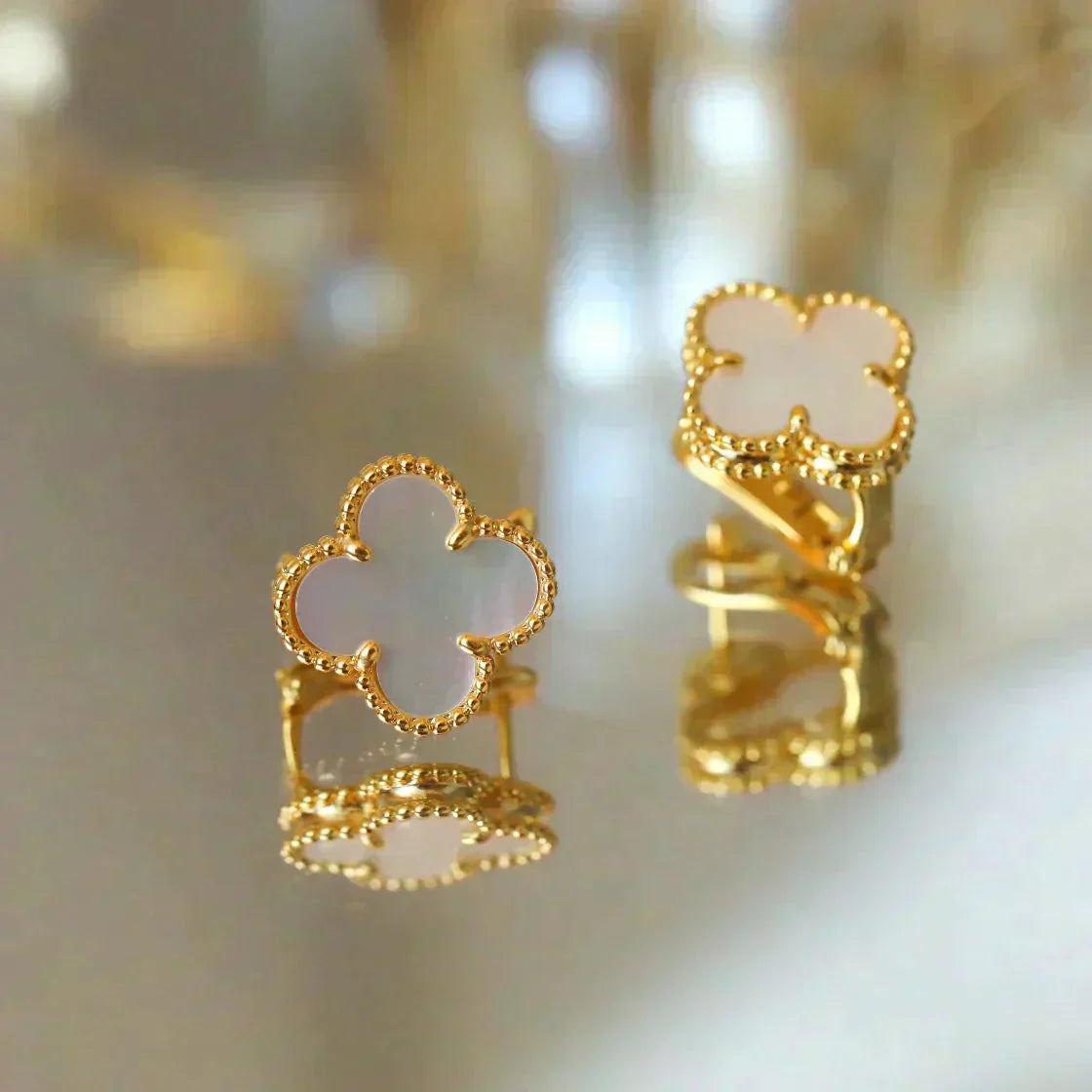 [LuxJewelry]CLOVER MEDIUM 1 MOTIFS  WHITE MOP STUD EARRINGS