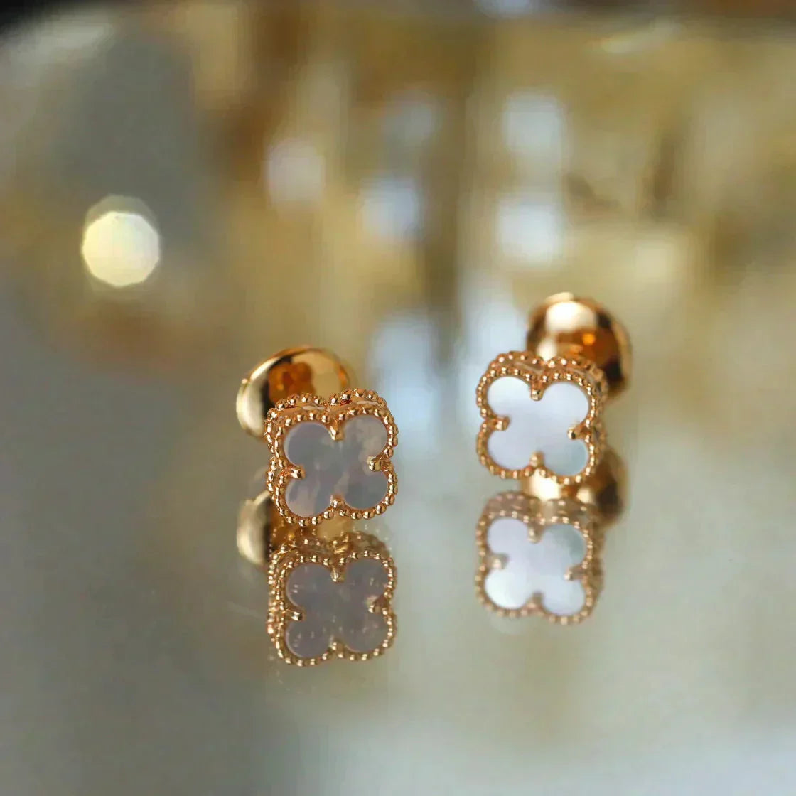 [LuxJewelry]CLOVER MINI 9.5MM WHITE MOP EARRINGS