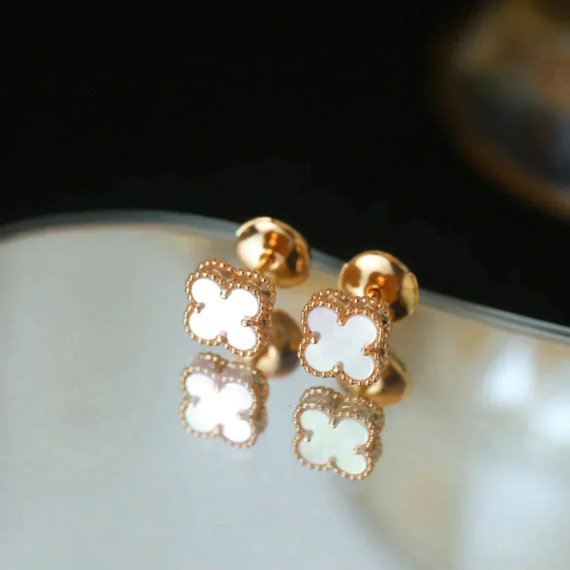 [LuxJewelry]CLOVER MINI 9.5MM WHITE MOP EARRINGS
