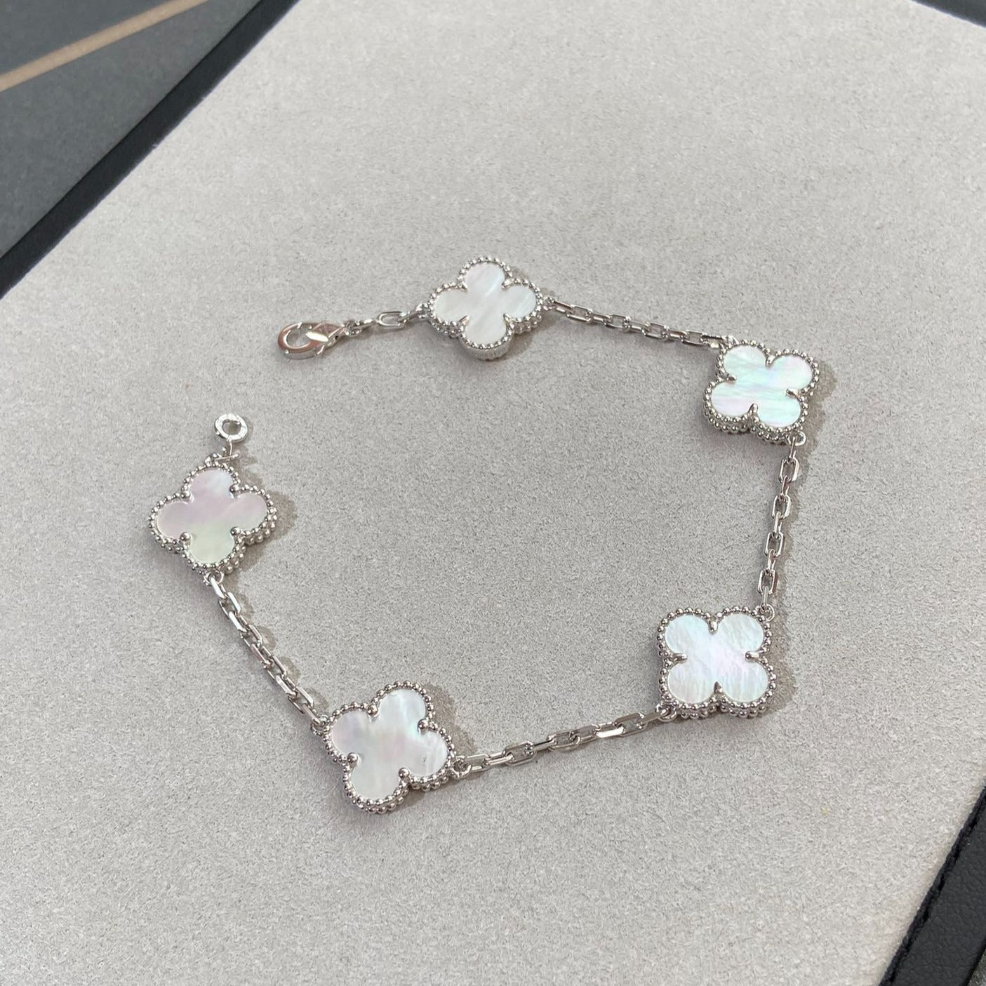 [LuxJewelry]CLOVER SILVER MOP 5 MOTIF BRACELET