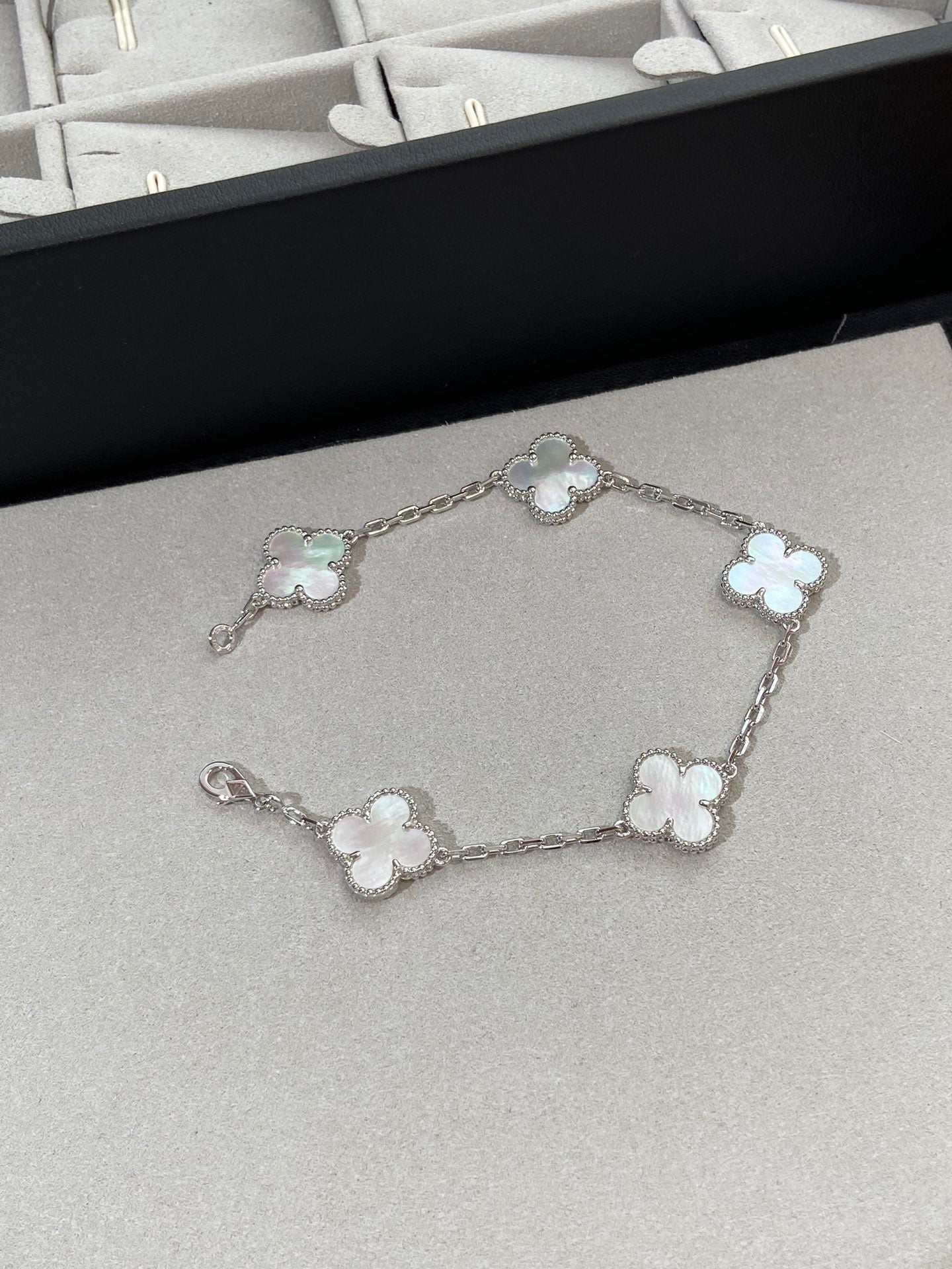 [LuxJewelry]CLOVER SILVER MOP 5 MOTIF BRACELET