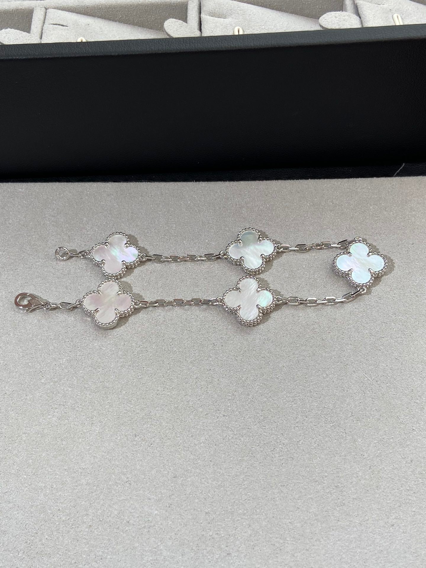 [LuxJewelry]CLOVER SILVER MOP 5 MOTIF BRACELET