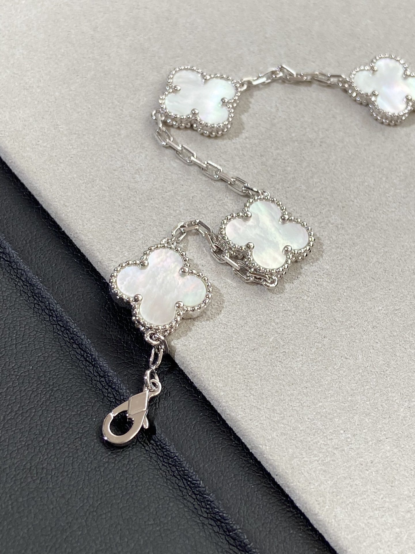 [LuxJewelry]CLOVER SILVER MOP 5 MOTIF BRACELET