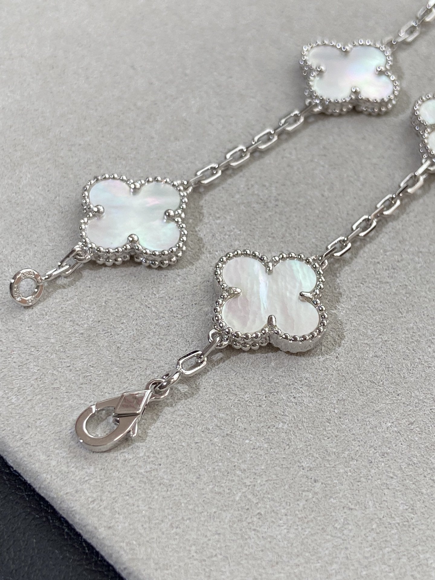 [LuxJewelry]CLOVER SILVER MOP 5 MOTIF BRACELET