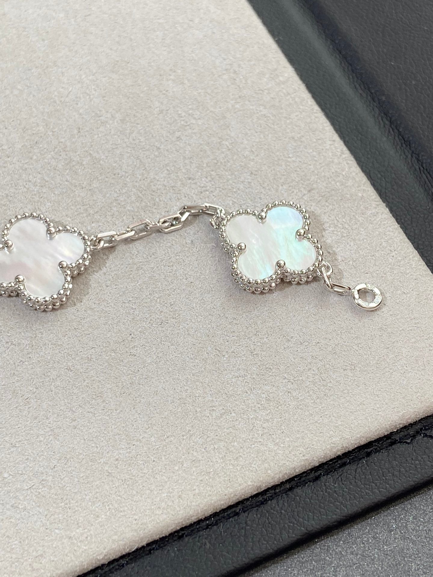 [LuxJewelry]CLOVER SILVER MOP 5 MOTIF BRACELET