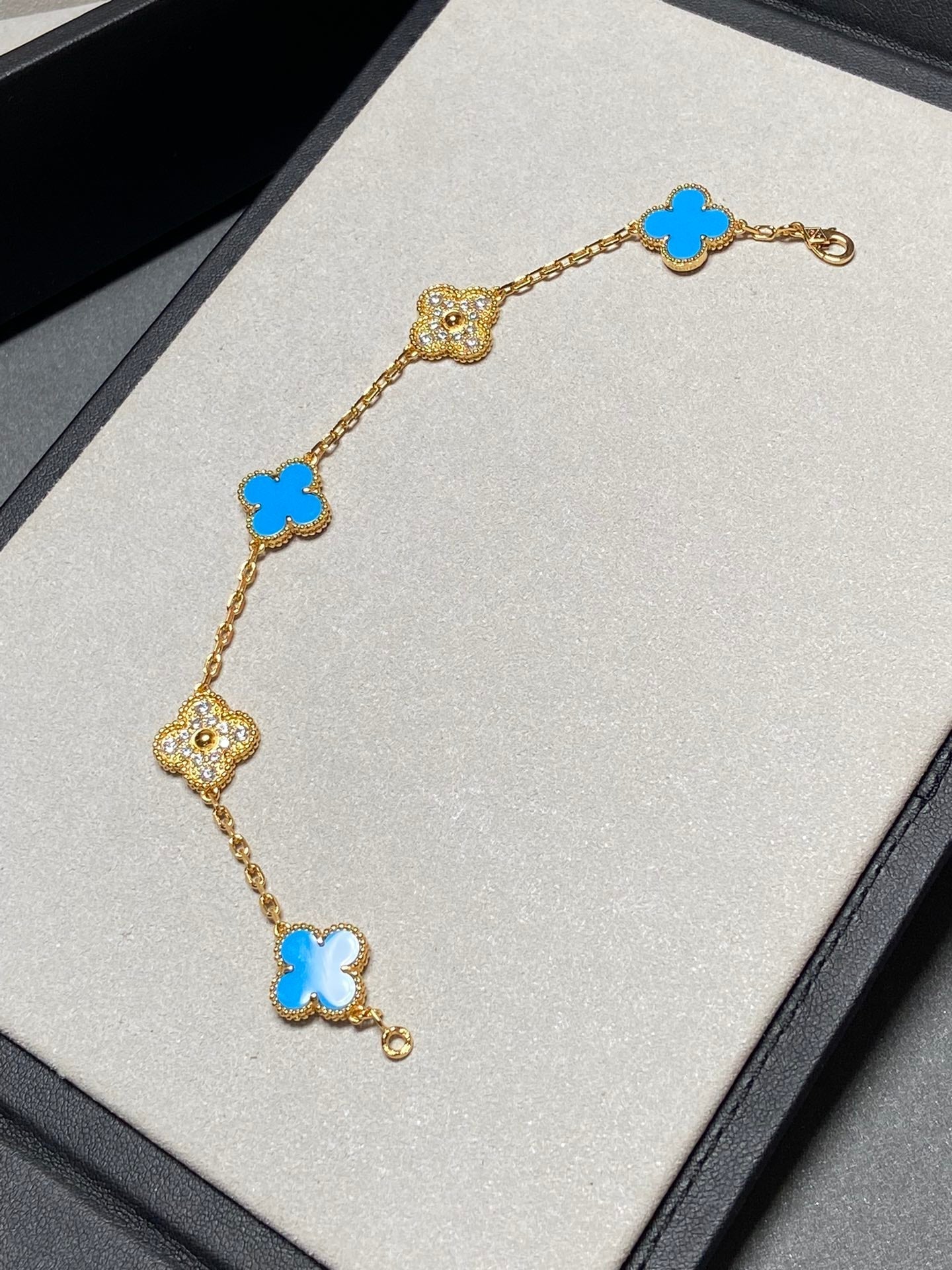 [LuxJewelry]CLOVER 5 MOTIF BLUE CHALCEDONY DIAMOND GOLD BRACELET
