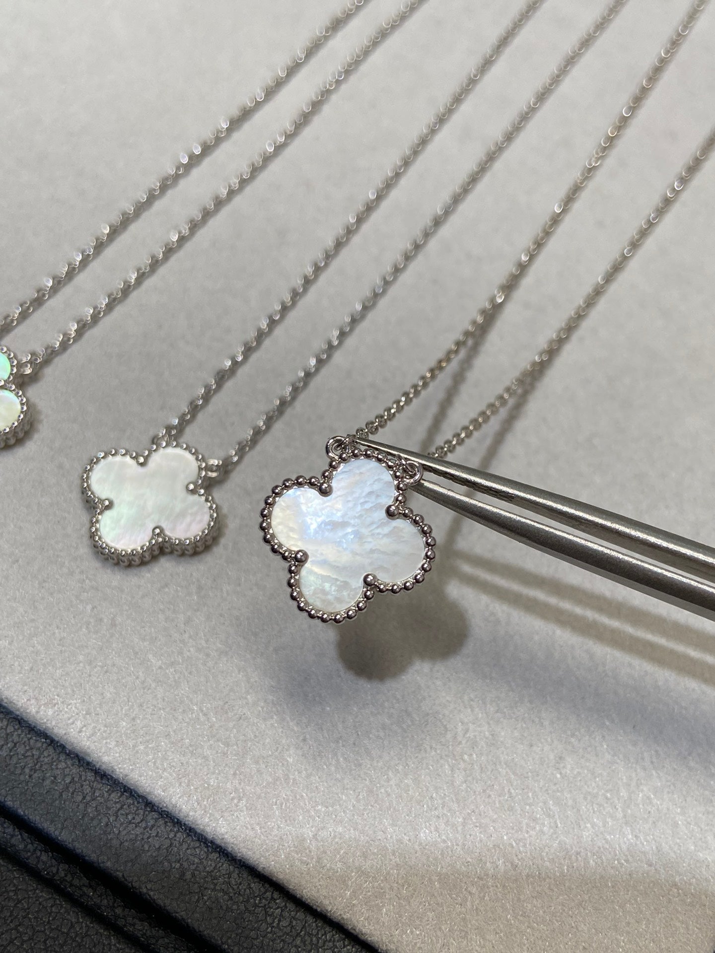 [LuxJewelry]CLOVER MEDIUM SILVER WHITE MOP NECKLACE