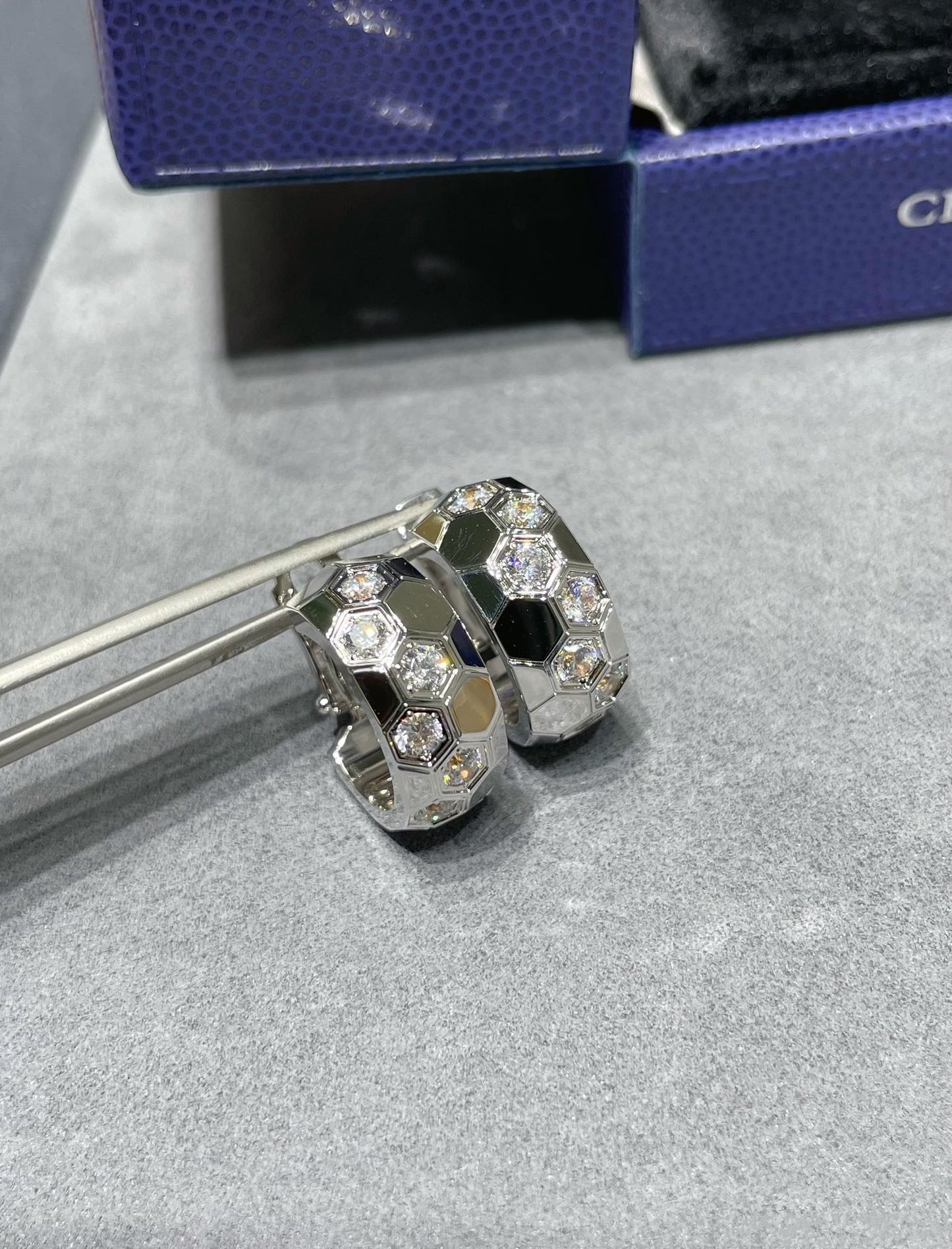 [LuxJewelry]BEE LOVE DIAMOND HOOP EARRINGS