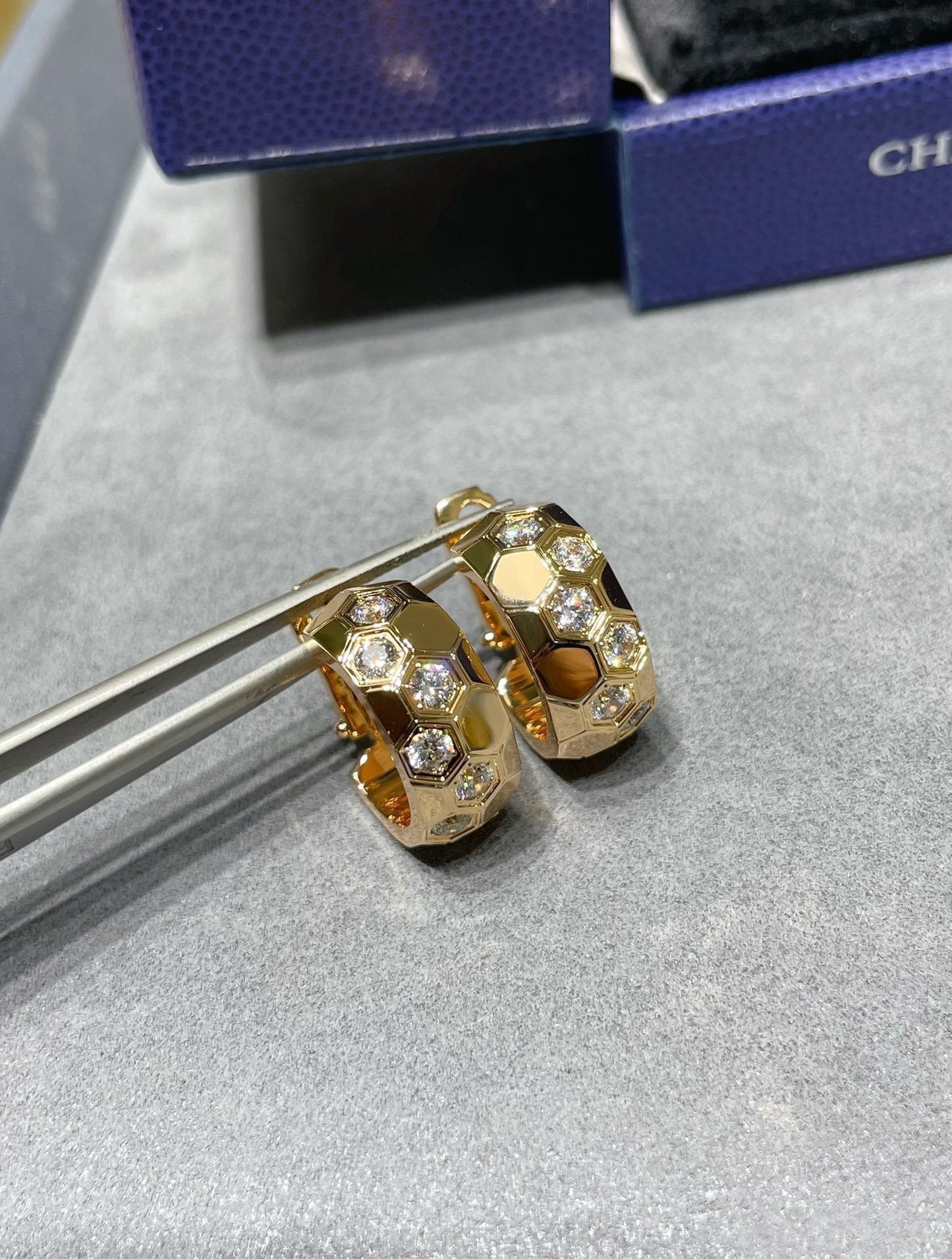 [LuxJewelry]BEE LOVE DIAMOND HOOP EARRINGS