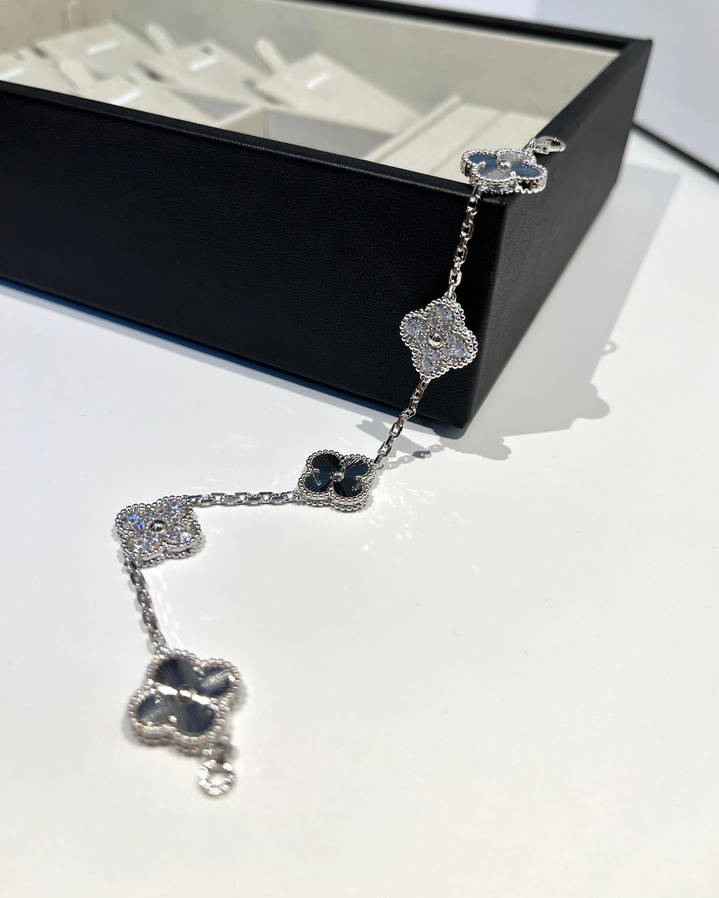 [LuxJewelry]CLOVER 5 MOTIF SILVER DIAMOND BRACELET