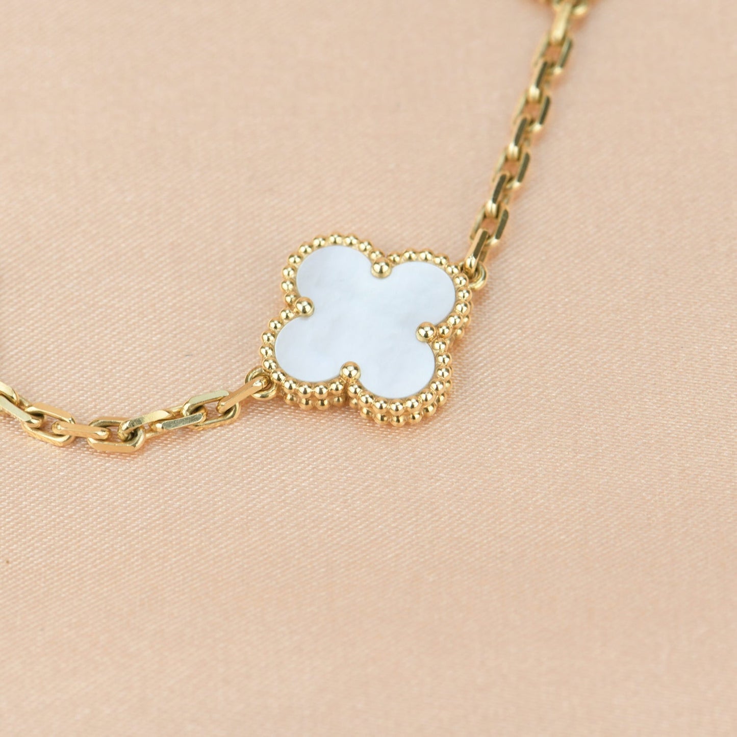 [LuxJewelry]CLOVER  5 MOTIF WHITE MOP BRACELET
