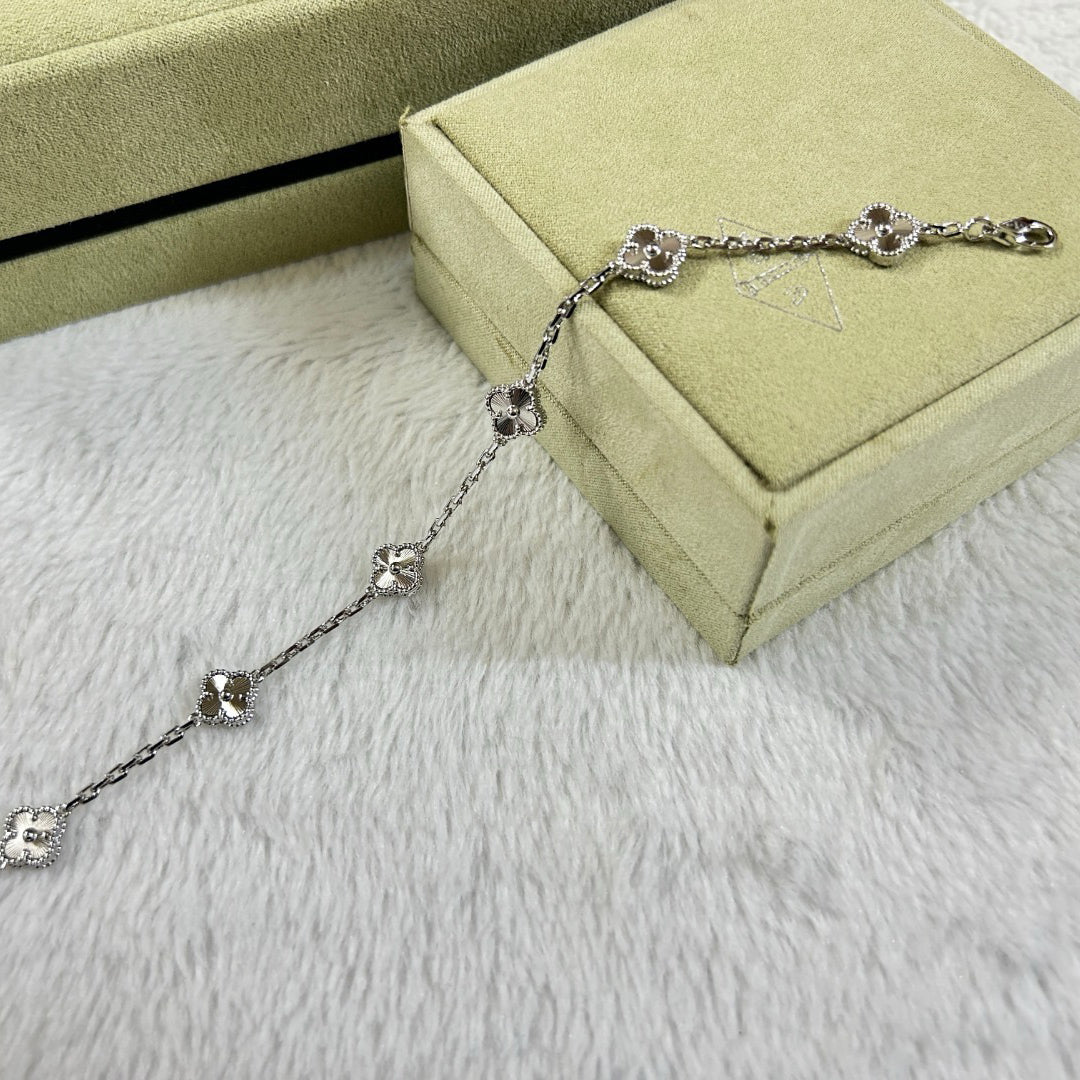 [Top&on]CLOVER 6 MOTIF DIAMOND BRACELET