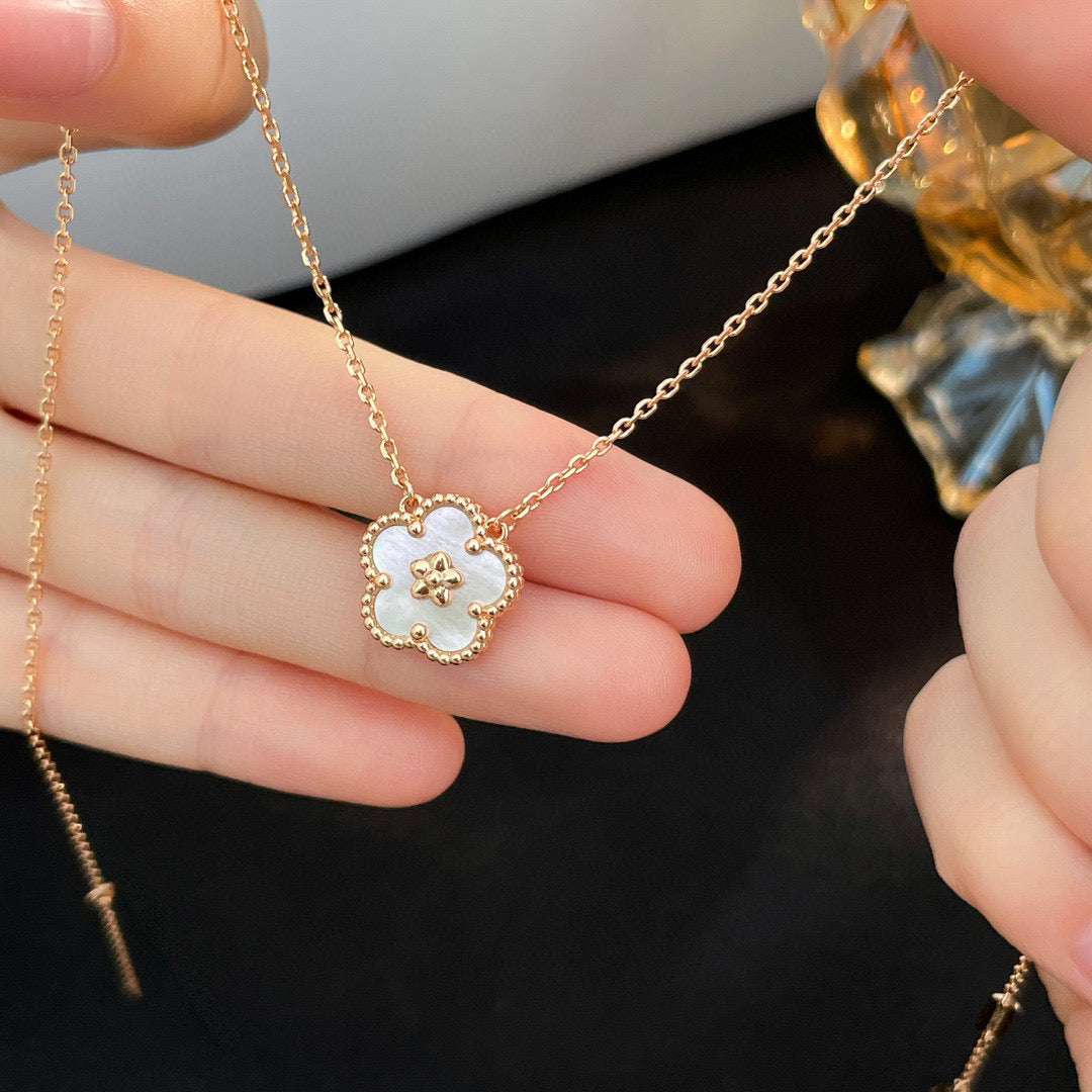 [LuxJewelry]LUCKY  WHITE MOP  PLUM BLOSSOM NECKLACE