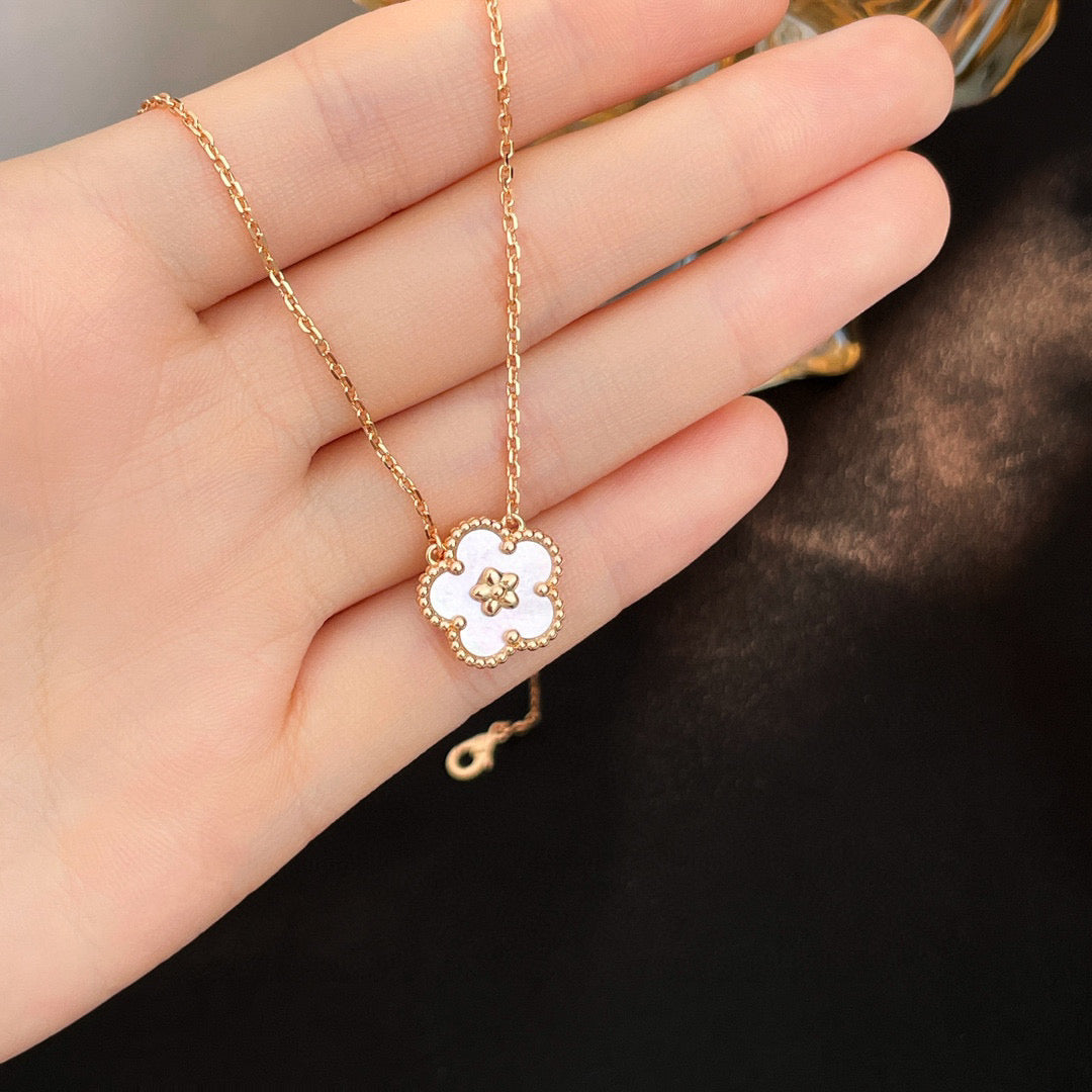 [LuxJewelry]LUCKY  WHITE MOP  PLUM BLOSSOM NECKLACE