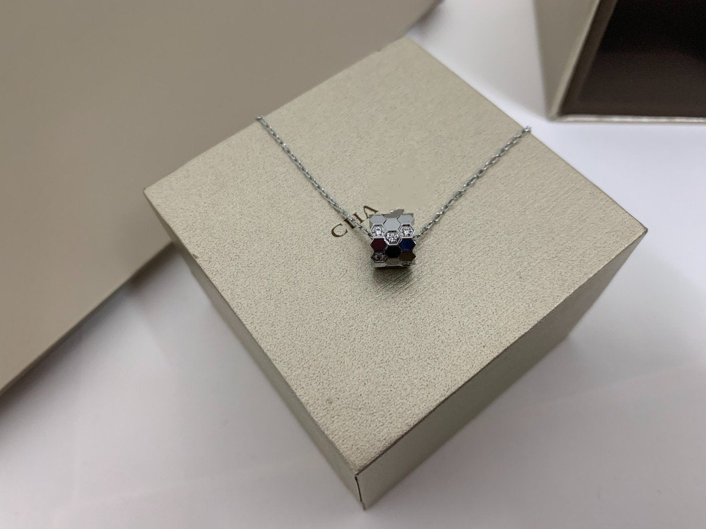 [LuxJewelry]BEE LOVE DIAMOND NECKLACE