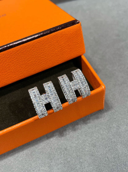 [LuxJewelry]H STUD EARRINGS WITH SILVER DIAMONDS