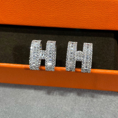 [LuxJewelry]H STUD EARRINGS WITH SILVER DIAMONDS