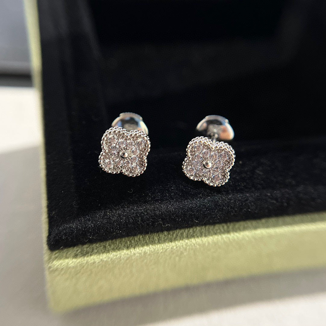 [LuxJewelry]CLOVER MINI DIAMOND STUD EARRINGS